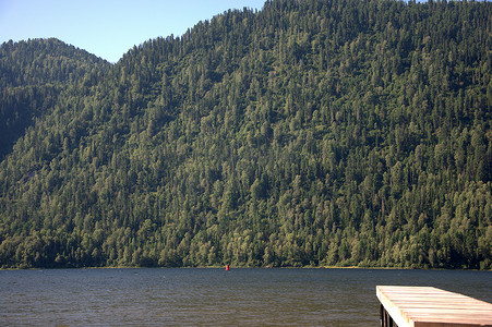 俯瞰池塘摄影照片_俯瞰高山湖泊的木码头。