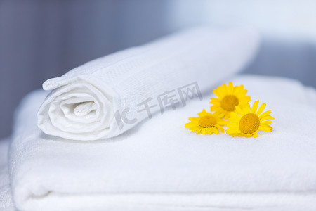 一些毛巾上的三朵黄色花朵