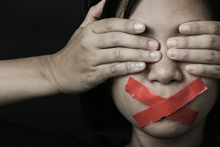 自由平等摄影照片_亚洲女人用红色胶带蒙住眼睛包住嘴