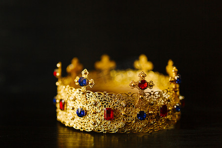 典礼红色摄影照片_镶满蓝色和红色宝石的金色王冠