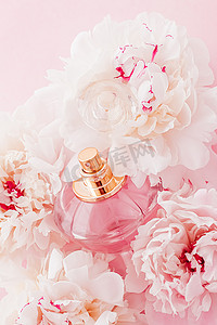 香水广告摄影照片_以牡丹花、香水广告和美容品牌为背景的奢华香水瓶作为少女香水产品