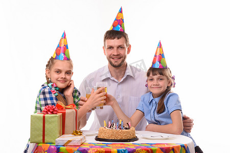 生日背景摄影照片_孩子和爸爸在生日聚会上喝果汁