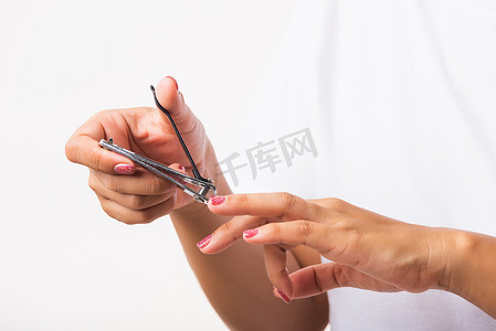 女人用指甲刀在手指上剪指甲