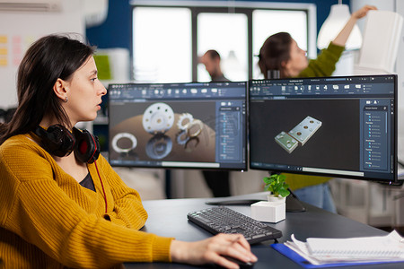 工业女工程师在计算机上使用显示 CAD 软件