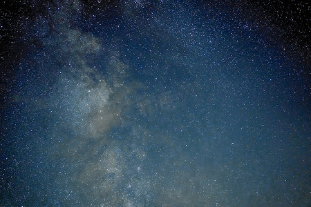 银河系恒星宇宙中的太空尘埃，长时间曝光照片，带有颗粒。