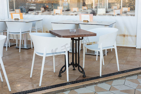 咖啡馆、咖啡店、小酒馆和餐厅概念 — 欧洲小镇用餐时间之间的空桌子。