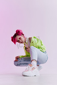 粉红色头发的女性青年风格摆出生活方式霓虹灯