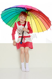 伞下的小女孩。