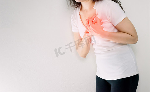 心脏病发作时双手抱在胸前的女人