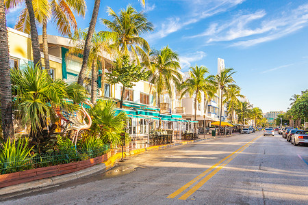 美国迈阿密 — 2019年9月9日：佛罗里达州迈阿密南海滩早晨著名的海洋大道街景