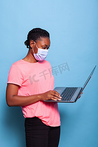 戴医用口罩对抗冠状病毒的非裔美国文案青少年