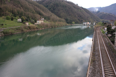 卢卡东契奇摄影照片_Borgo a Mozzano 的托斯卡纳 Serchio 河和阴天天空的倒影