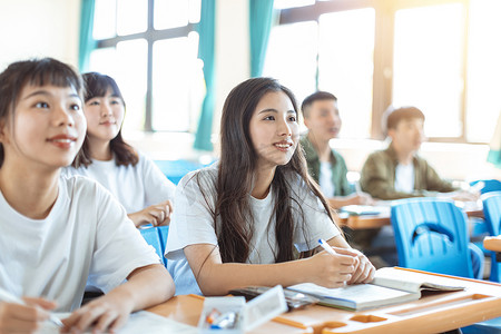 亚洲青少年学生在课堂上与同学一起学习