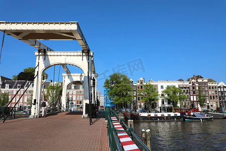 日式风铃物语摄影照片_荷兰阿姆斯特丹 — 2018年6月6日：荷兰阿姆斯特丹阿姆斯特尔河上的Magere Brug桥（瘦桥）