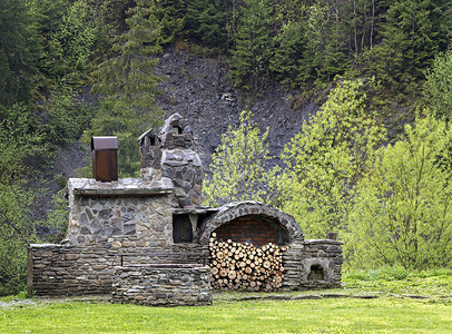 山上有木头和熏房的旧石炉