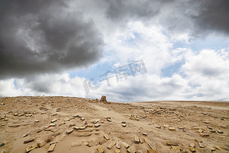 多云天气干燥沙漠中的砖块