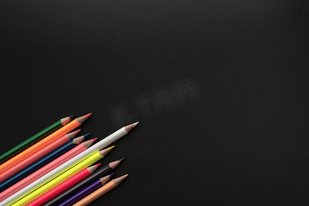 白色铅笔在黑色背景机智上引导其他分享想法