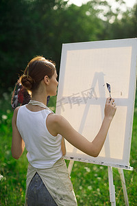 女艺术家户外油漆调色板绘画风景