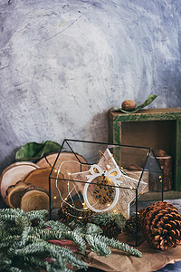 星星组合摄影照片_圣诞组合物，配有坚果、花环、星星、木质装饰质朴的木箱和冷杉树枝。