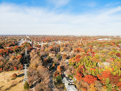缤纷树叶摄影照片_达拉斯郊区的顶景房屋靠近公园森林，秋色缤纷