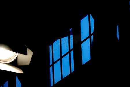 聚光灯图片摄影照片_蓝天和裁剪的窗框的抽象图片