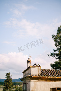 意大利托斯卡纳一座老酒庄别墅的瓷砖屋顶。