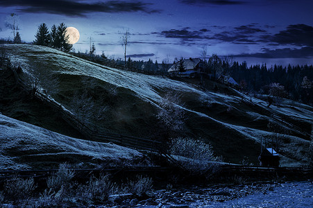 黑夜风景摄影照片_夜晚村庄附近长满青草的乡村山坡