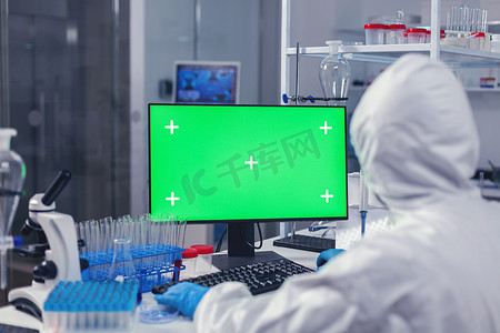 研究人员使用绿屏电脑开发新冠病毒治疗方法