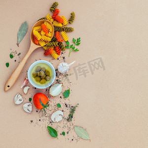 菜单黑金摄影照片_意大利食品概念意大利面配蔬菜橄榄油味 wi