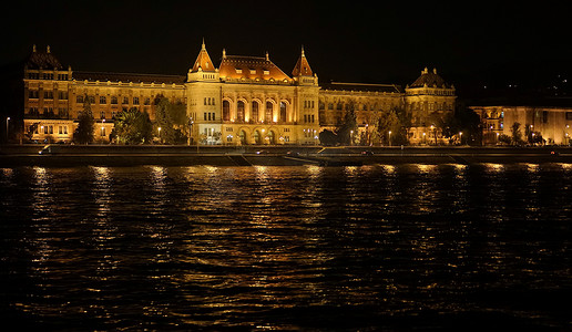 匈牙利议会大厦在布达佩斯夜间灯火通明