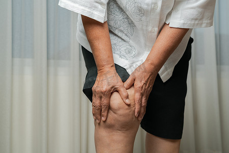 在家患有膝盖疼痛的老年妇女，健康问题概念