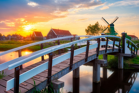 日落时在荷兰桑斯安斯安斯的风车。