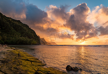 夏威夷考艾岛纳帕利海岸后退山脉的日落