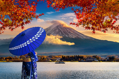 富士山摄影照片_在富士山穿着日本传统和服的亚洲女性。