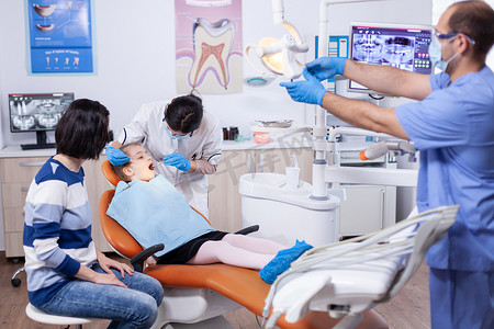 牙科诊所摄影照片_儿童患者在牙科诊所接受牙齿治疗
