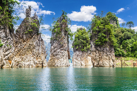 泰国考索国家公园拉差普拉帕大坝美丽的山脉、湖泊、河流天空和自然景点。