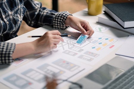 ui钢笔摄影照片_特写应用程序开发人员 Ux Ui 在移动应用程序上使用纸质模型进行设计准备