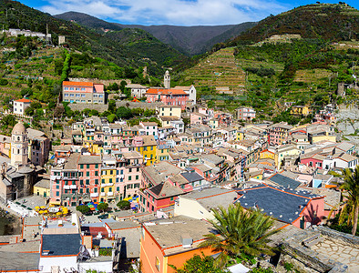 vernazza摄影照片_Cinque Terre 国家公园 Vernazza 房屋和蓝色大海的景色