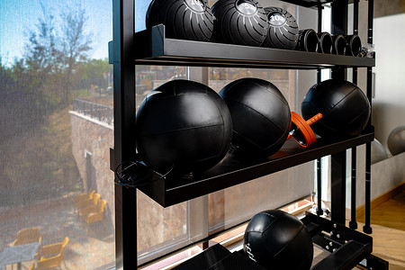 生活中的球摄影照片_健身房中的球和泡沫轴运动器材