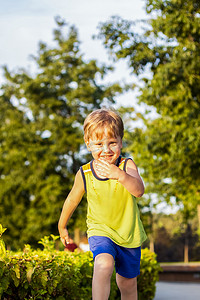 高兴摄影照片_孩子在公园里度过了时光，他非常高兴。