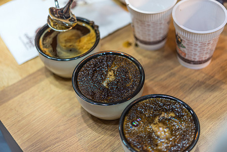 咖啡店咖啡师展示烘焙咖啡豆