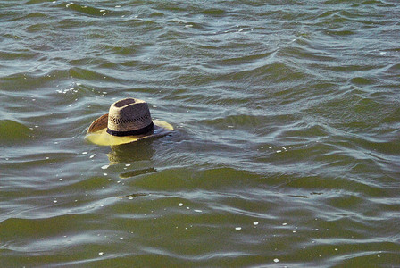 落入湖水中的帽子