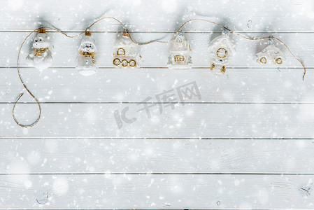 雪和圣诞装饰下的白色木板