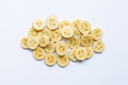 新鲜香蕉片摄影照片_白色背景上的香蕉片。