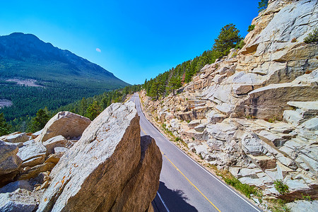 公路旅游旅游景观穿过山体，巨石和松树