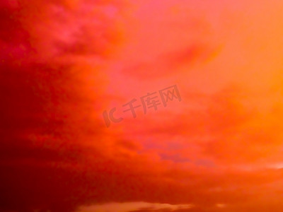 暮色云和天空的实际抽象红色