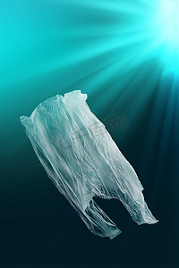 漂浮在大海或海洋中的一次性塑料袋