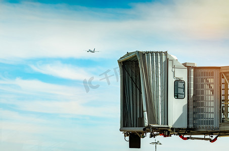 喷气摄影照片_商业航空公司在机场起飞后的喷气桥和