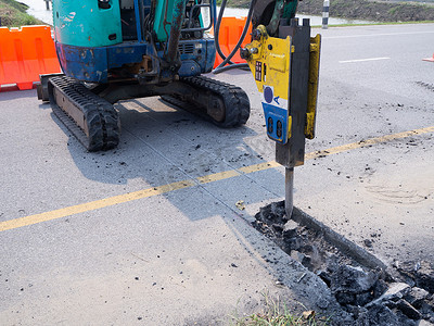 道路工程建筑工地挖掘机和工人