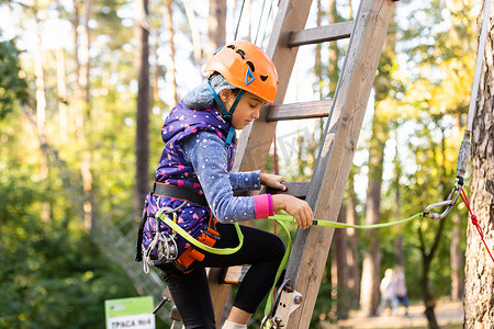 冒险乐园里的女孩攀岩是一个可以包含多种元素的地方，比如攀绳练习、障碍训练、滑索等。
